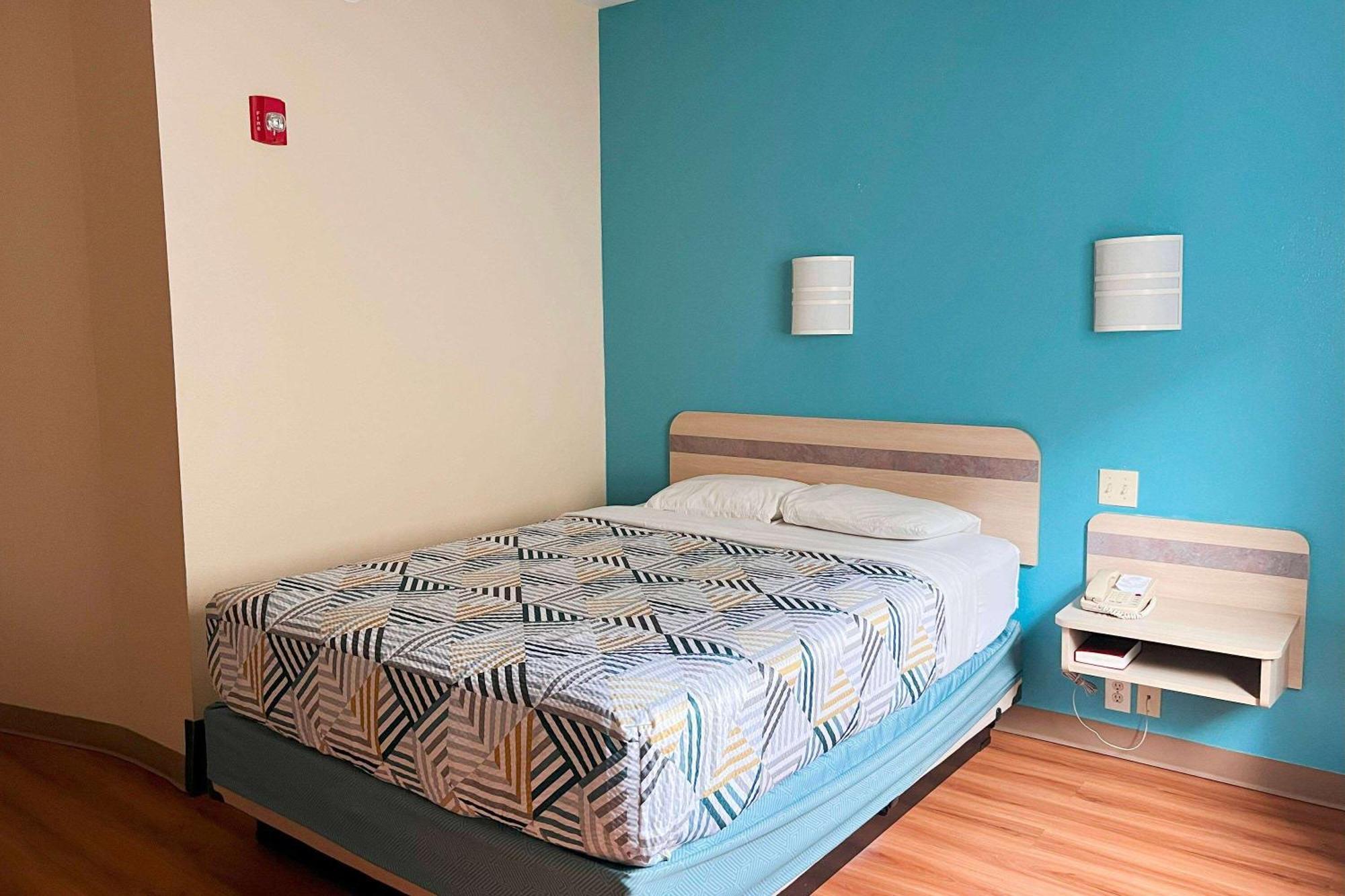 Baymont By Wyndham Kingdom City Buitenkant foto