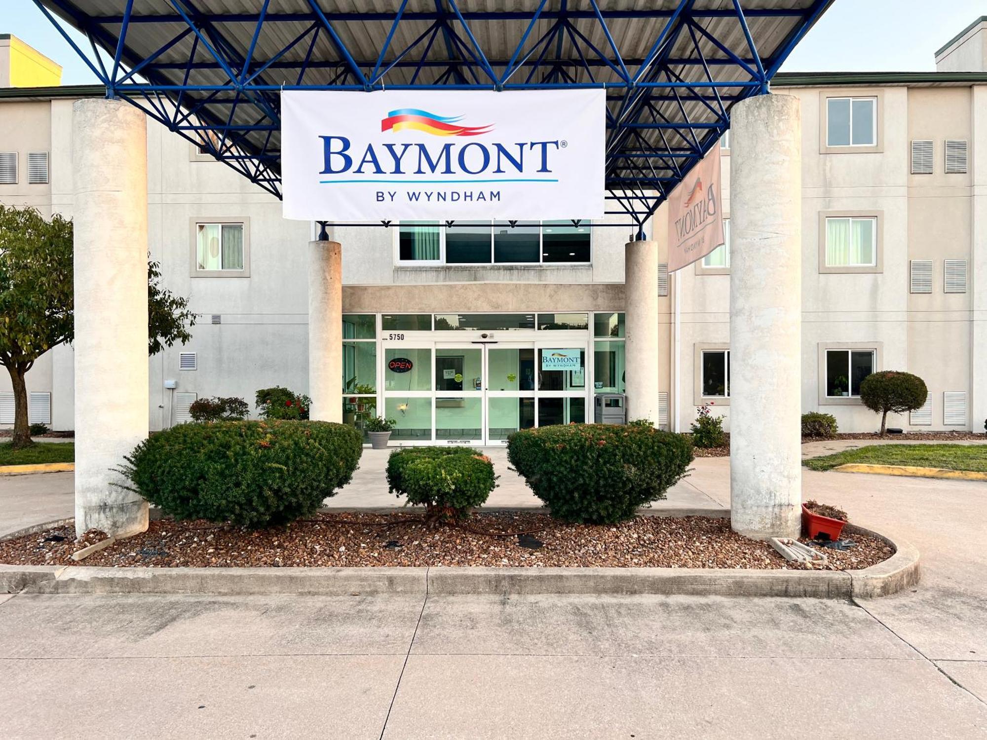 Baymont By Wyndham Kingdom City Buitenkant foto