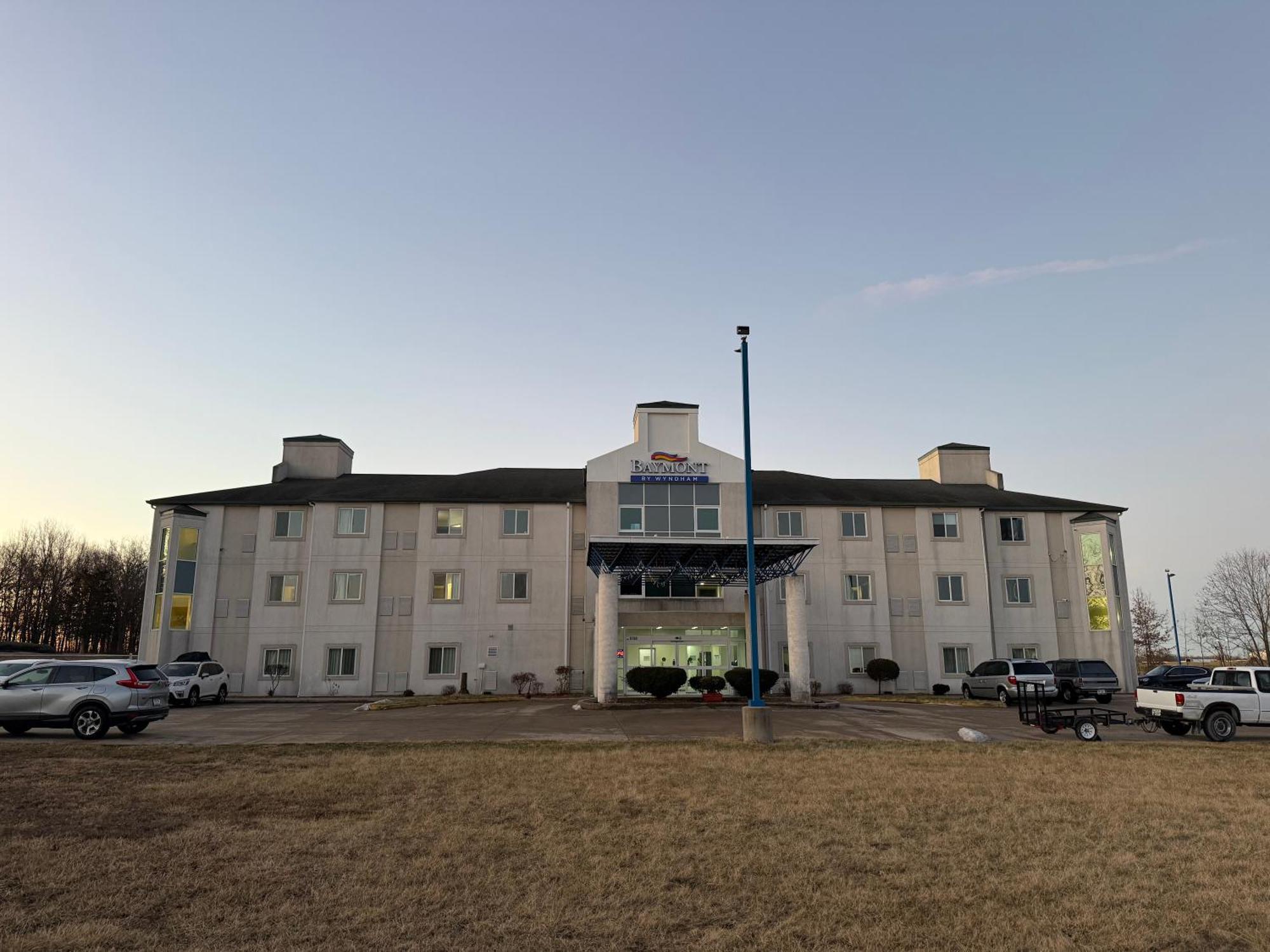 Baymont By Wyndham Kingdom City Buitenkant foto