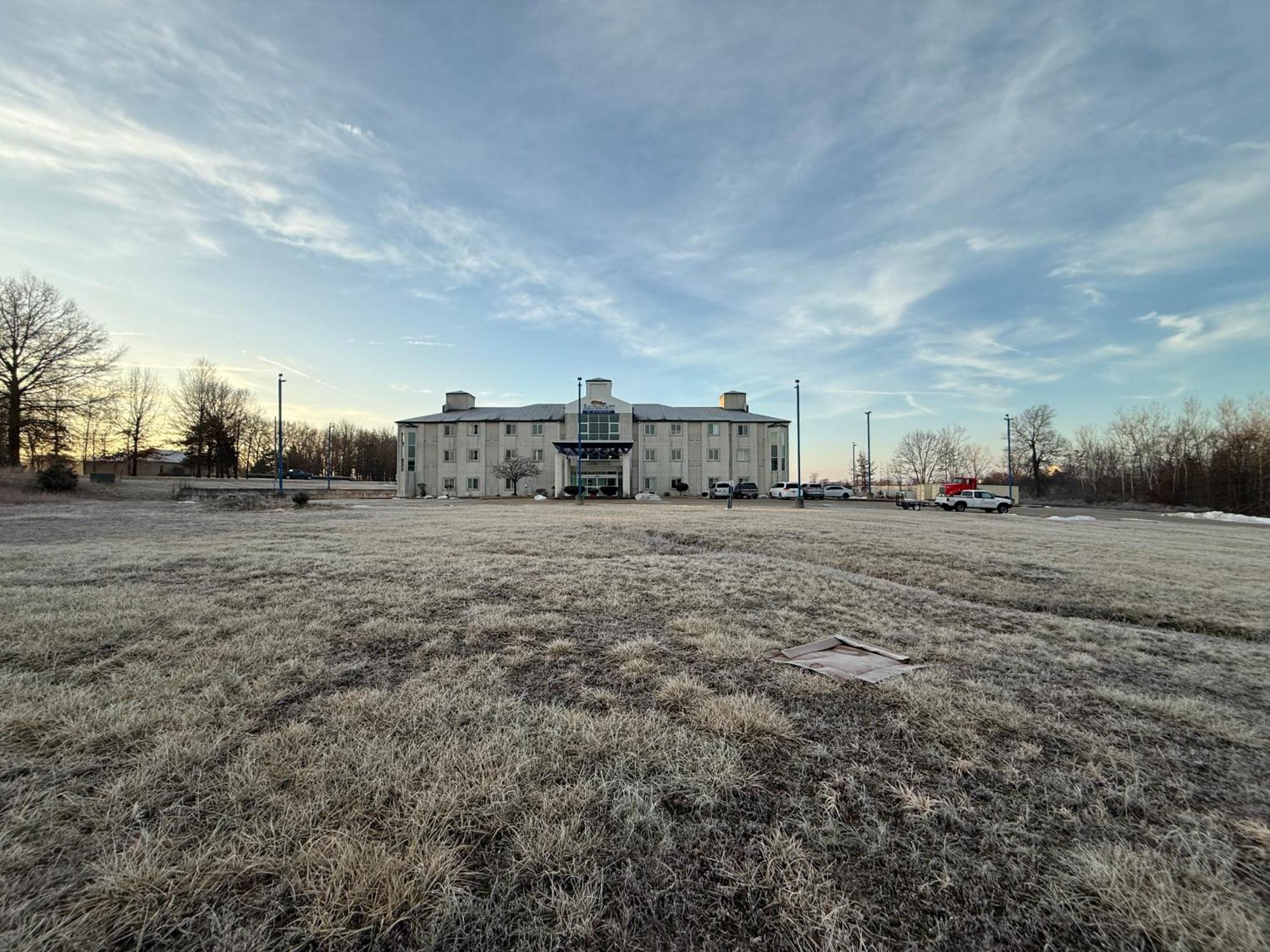 Baymont By Wyndham Kingdom City Buitenkant foto