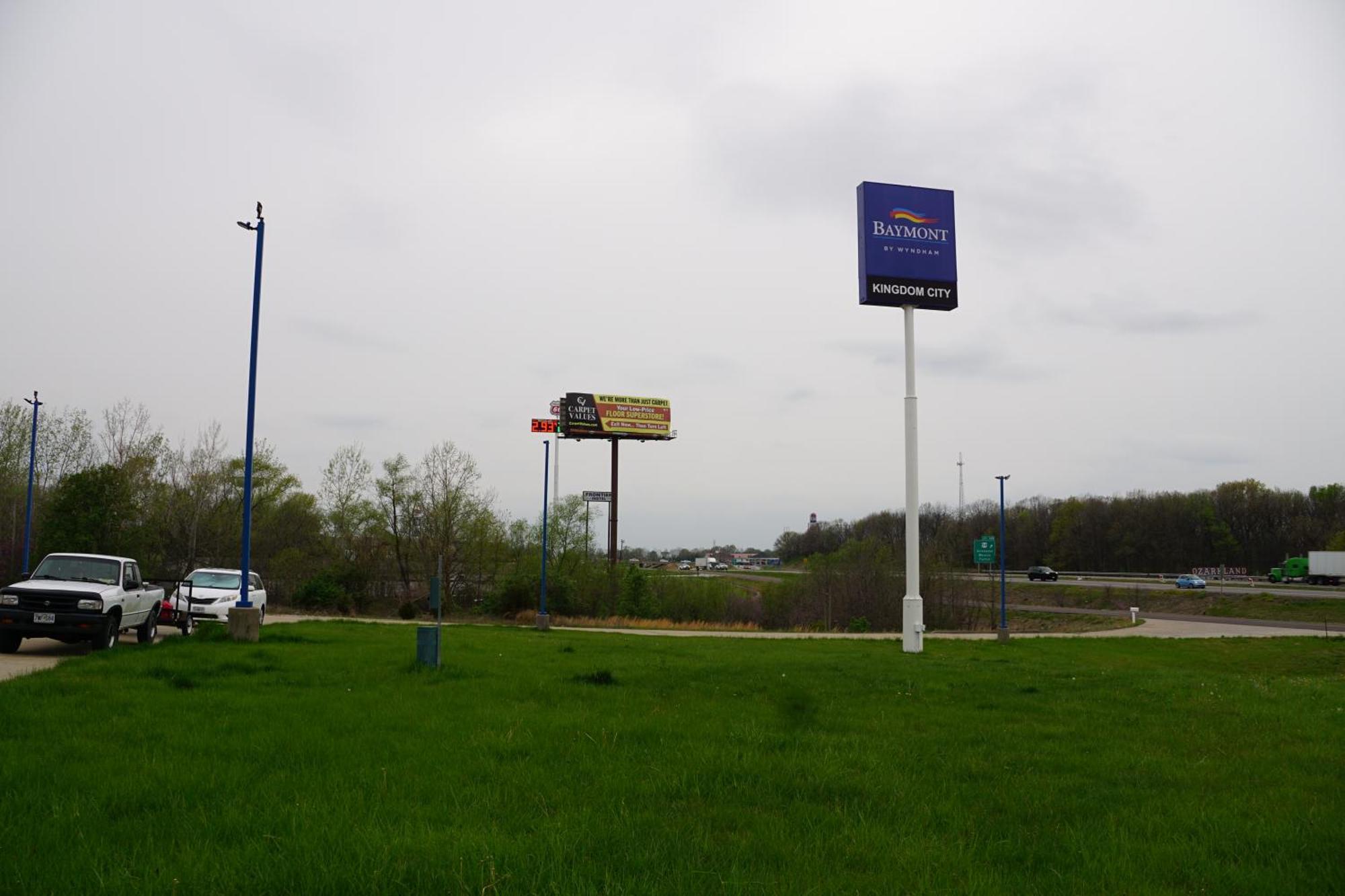 Baymont By Wyndham Kingdom City Buitenkant foto