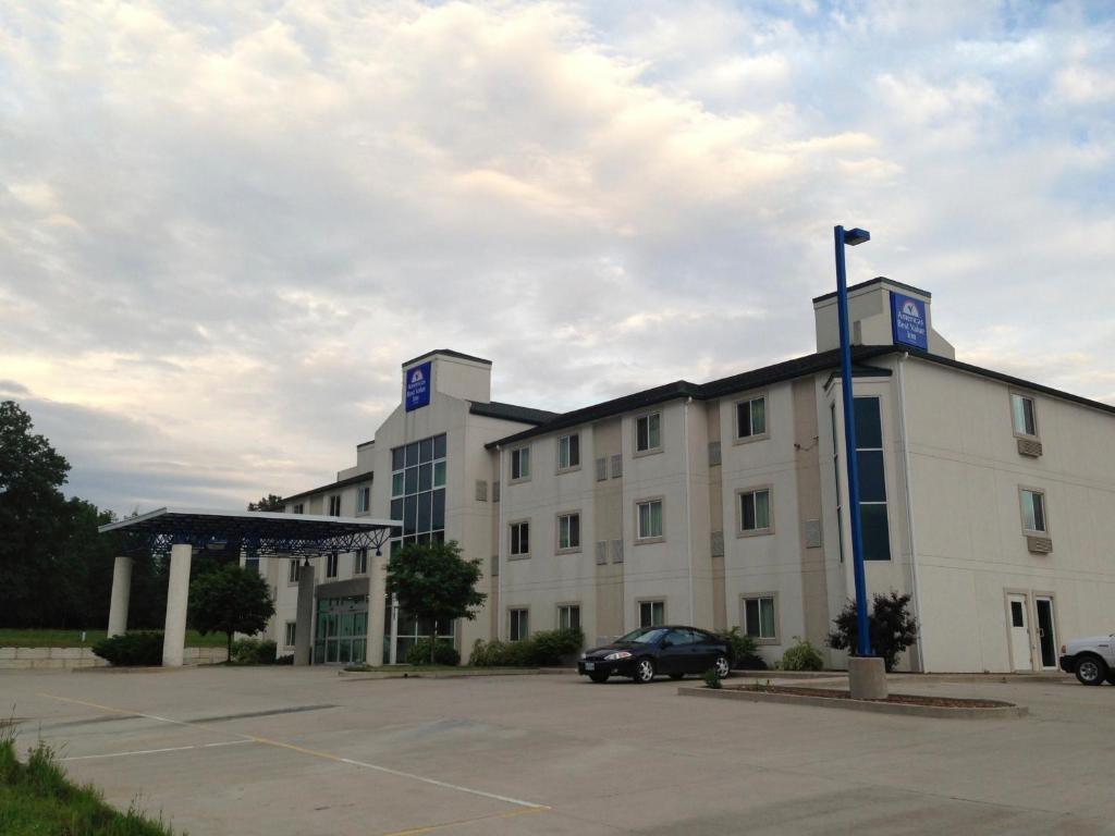 Baymont By Wyndham Kingdom City Buitenkant foto